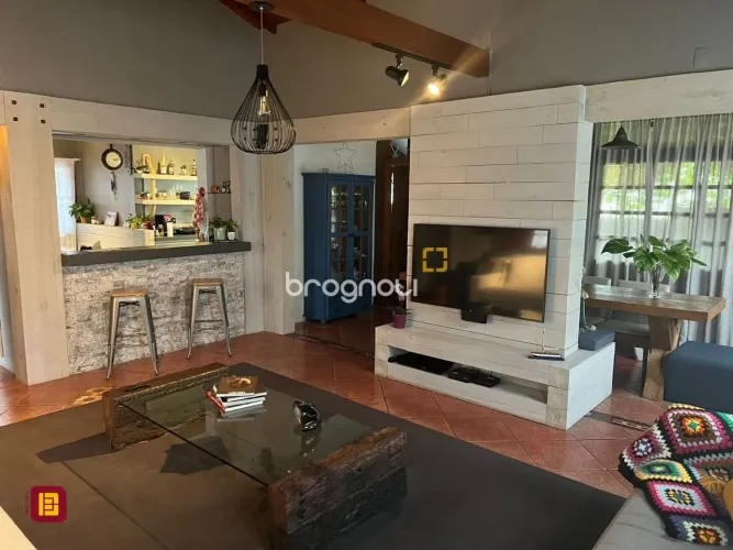 CASA COM TRÊS DORMITÓRIOS -SANTO ANTÔNIO DE LISBOA