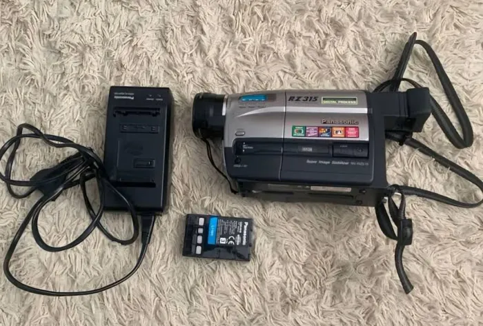 câmera de vídeo analógica Panasonic Slim Palmcorder NV-RZ315BR