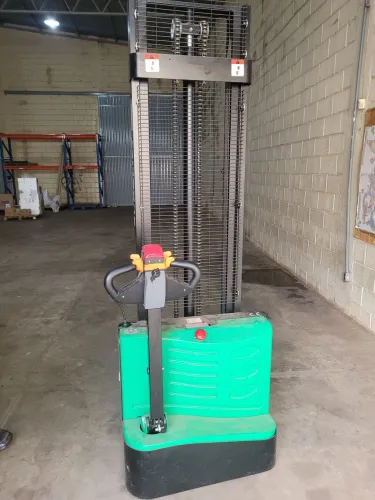 Empilhadeira Patolada 1.500kg
