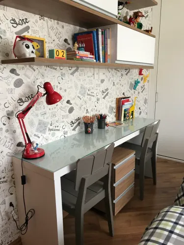 Escrivaninha + prateleiras com armários 