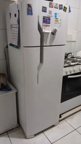 GELADEIRA ELECTROLUX 2 PORTAS DEFROST 260L USADA FUNCIONANDO PERFEITAMENTE