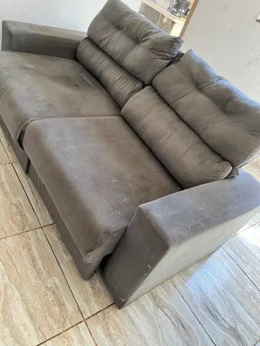 Sofá em ótimo estado, só está sujo, pois tinha criança na casa
