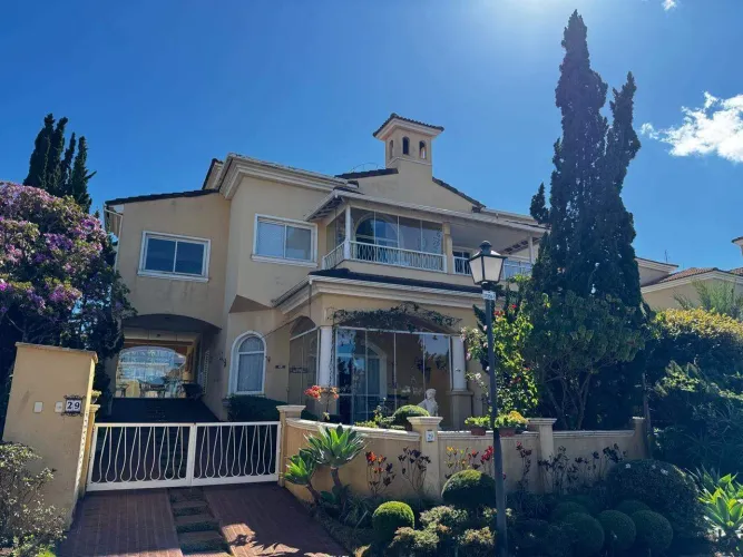 Casa para locação, 4 quartos sendo 2 suítes, área gourmet, varandas, Alphaville - Lagoa do