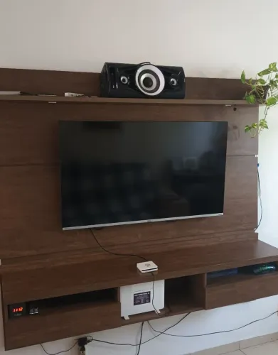 Painel com LED marrom com duas gavetas. 1,65 de altura por 1,80 de largura