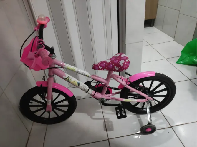 Uma bicicleta infantil 