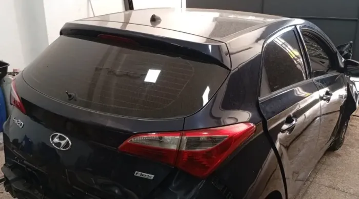 Lateral traseira direita HB20 Hatch - sem teto - já cortada