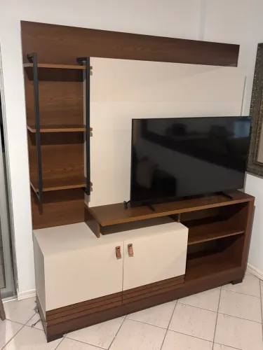 Estante Home Alagoas Linea Brasil 1,60m p/ TV até 50 - Freijó/Off-White