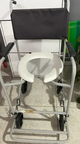 Vendo cadeira de banho e andador os 2 por R$ 300,00