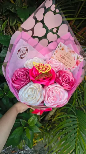 Buquê de rosas de cetim