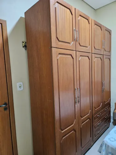 Vendo guarda-roupa de madeira