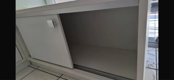 Armário horizontal de porta corrediça com 3 nichos