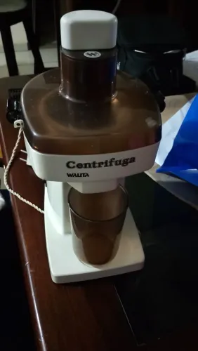 centrífuga de frutas vintage Walita, modelo HL3235, popular nas décadas de 1970 e 1980.