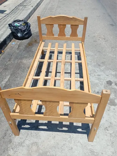 Vendo cama de solteiro madeira angelim
