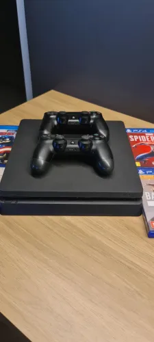 PS4 slim - 2 controles + 4 jogos