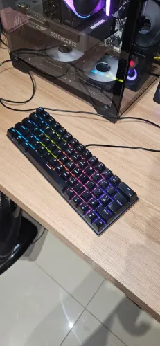 Teclado mecânico 60%, sem defeitos, com o switch azul, várias cores rgb com entrada usb,