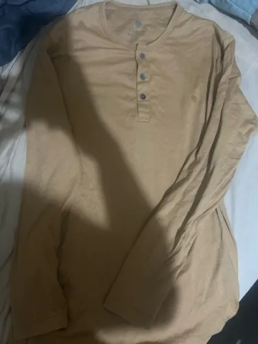 camiseta henley manga longa.