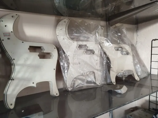 Escudo Precision Bass para contrabaixos.