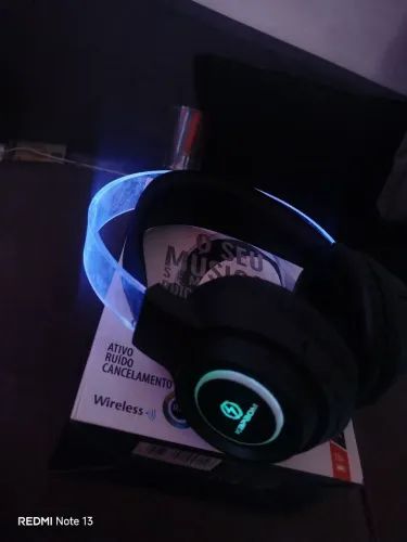 Headset wireless, stereo com entrada para cabo auxiliar, bateria com 5 horas de autonomia 