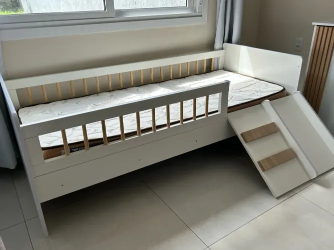 Cama montessoriana com escada + colchão