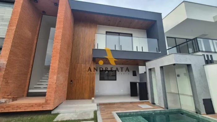 Venda de Casa em Condomínio com 4 quarto(s), 4 suíte(s), 213 m², por R$ 2 milhão, no condo