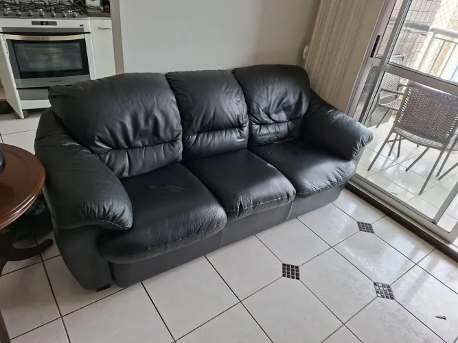 CONJUNTO SOFÁ DE COURO E MESA DE CENTRO