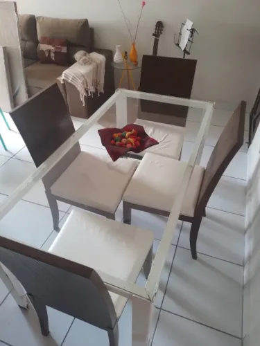 Linda mesa de jantar tampo de vidro 160 por 70. Não acompanha as cadeiras 