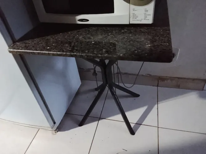 Mesa pequena de mármore s/ cadeira. *