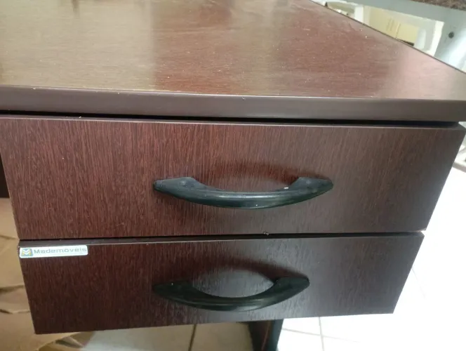 Mesa de escritório com gavetas 