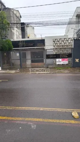 IMOBILIÁRIA SCHOTKIS ALUGA LINDA LOJA TÉRREA TODA REFORMADA, DE FRENTE, NA VASCO DA GAMA P
