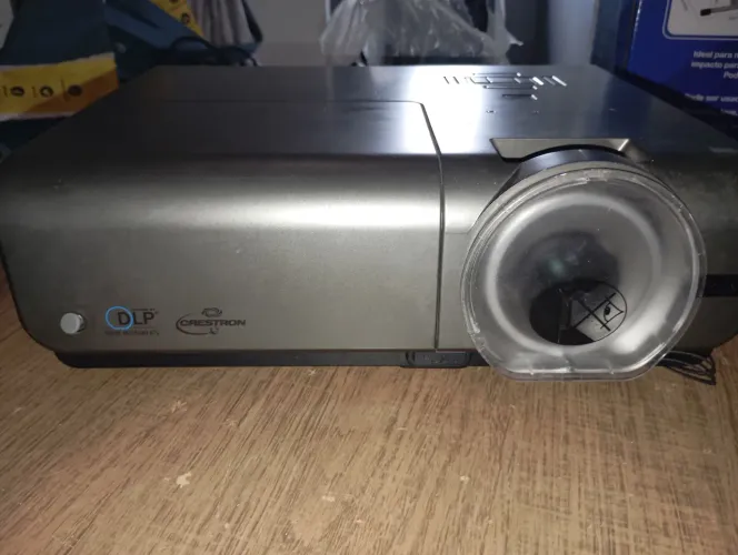 Projetor Optoma EH500 com lente defeituosa e sem lâmpada