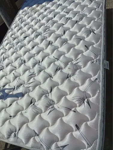 Cama da viúva com colchão castor tamanho 1.10x1.98. Em ótimo estado com os pés 