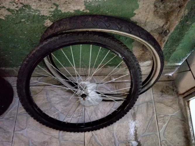 Pneu tipo praieiro e de cravo e roda boa