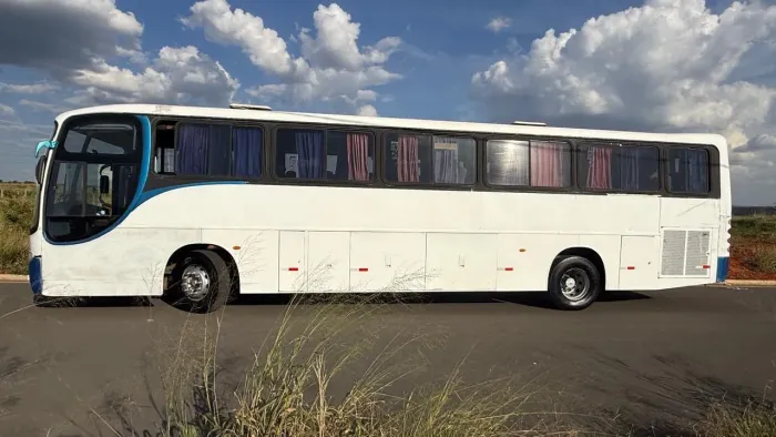 ÔNIBUS RODOVIÁRIO COMIL O400 - ANO 2001