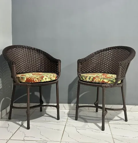 Conjunto de 2 lugares cadeira Peter com mesa de 60 cm. 
