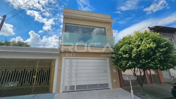 Sobrado à Venda em Santa Felícia, São Carlos - Conforto e Segurança em um Só Lugar!