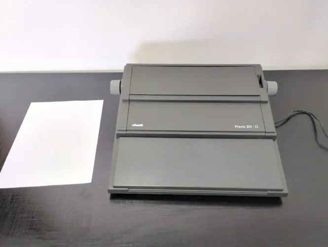 Máquina de escrever Olivetti Praxis 201-II - funcionando.