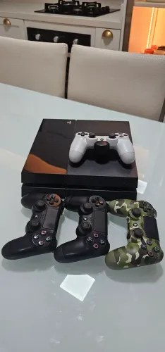 Sony PlayStation 4 com HD de 2TB + 3 controles + 3 jogos