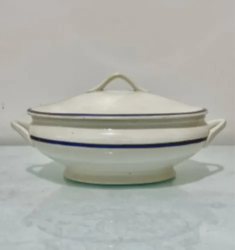 Antiga sopeira em porcelana São Caetano