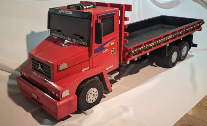 Brinquedo São Francisco caminhão Mercedes L1620 em madeira