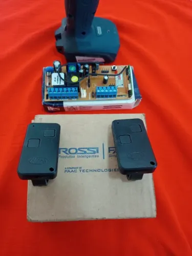 Vendo esse kit central universal com esses 2 lindos controles. Watts *