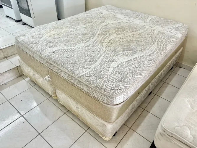 Cama box de casal Queen , cama Queen size Simmons 