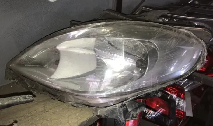 Farol Esquerdo Nissan Versa Antigo