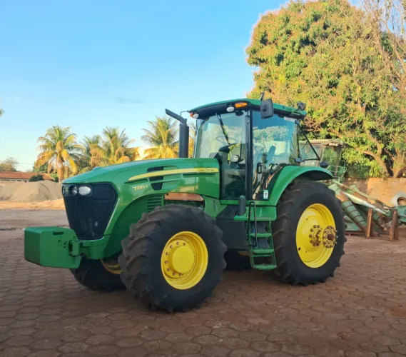 Trator John Deere 7230J ano 2022, 4x4, com 2530 horas e Filipado, em SP