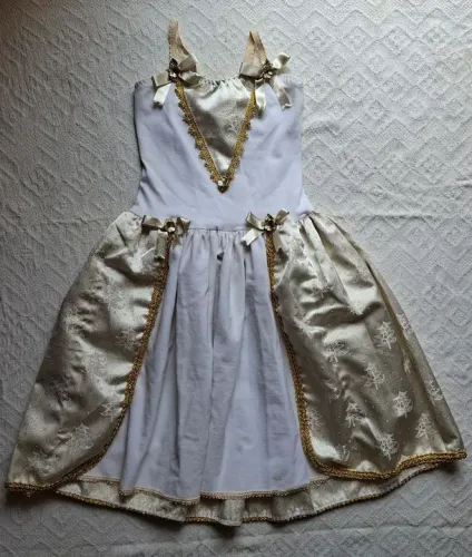 Vestido de Festa Infantil Branco com Detalhes Dourados