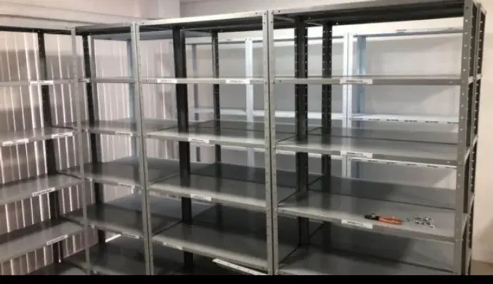 Estantes de aço reforçadas