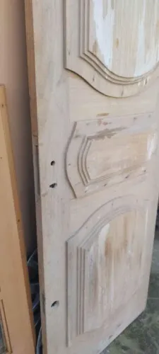  Folha de porta externa em louro Freijó maciça com detalhe trabalhado