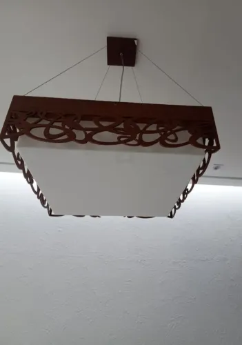 Lustre Moderno em Madeira com Detalhes em Arabescos