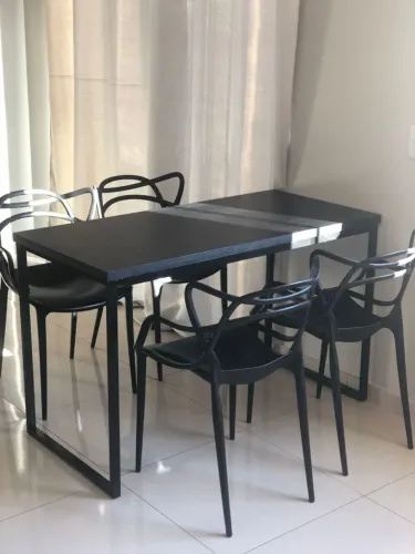 Mesa de jantar preta com 4 cadeiras