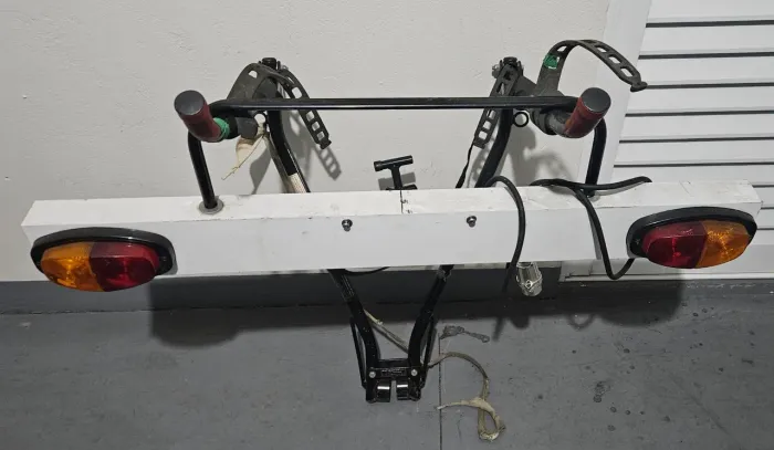 Suporte para Bicicleta para Carro com régua de sinalização.