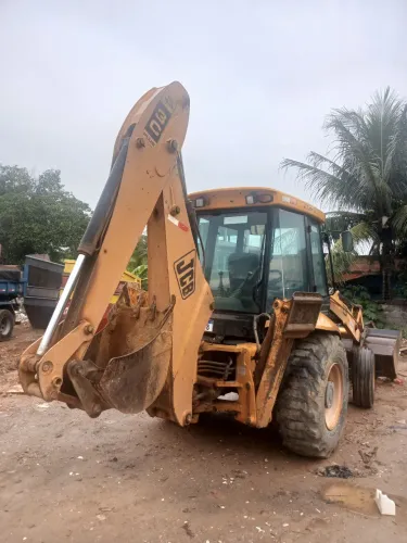 Retroescavadeira JCB 3C PLUS 4x2 motor zerado sendo instalado